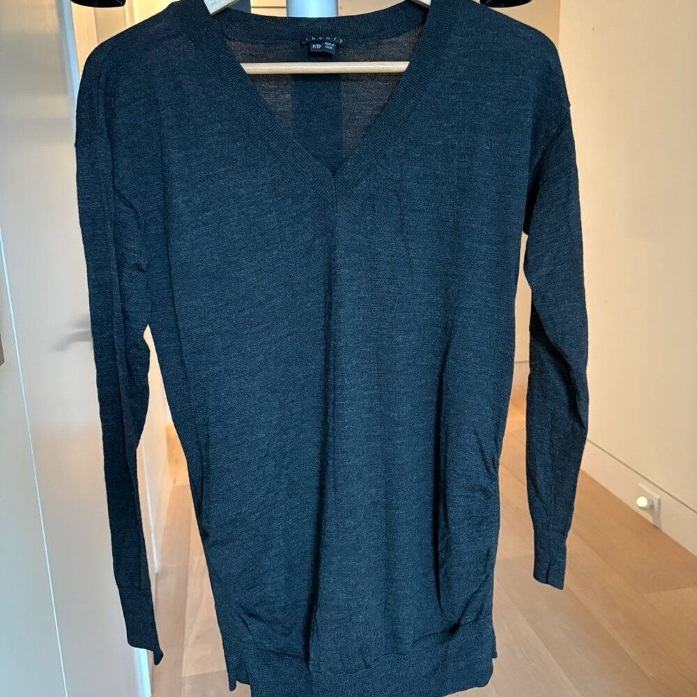 Theory Dark Grey Wool Sweater in Excellent Condition, Size P